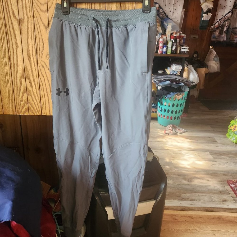 UNDER ARMOUR MEN'S FITTED JOGGERS SIZE SMALL RV $90 GRAY ~ NWT
